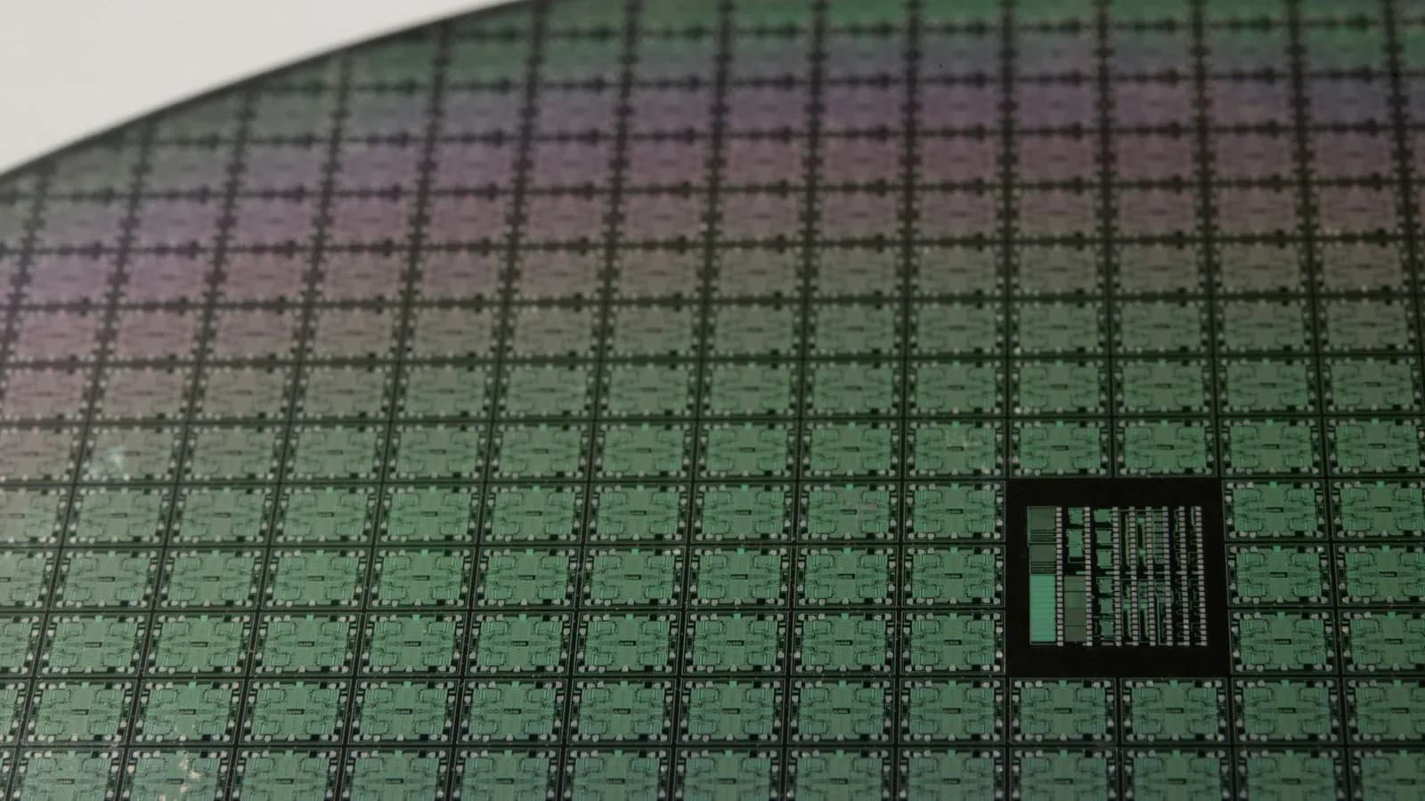 Primer plano de una oblea de silicio con circuitos grabados