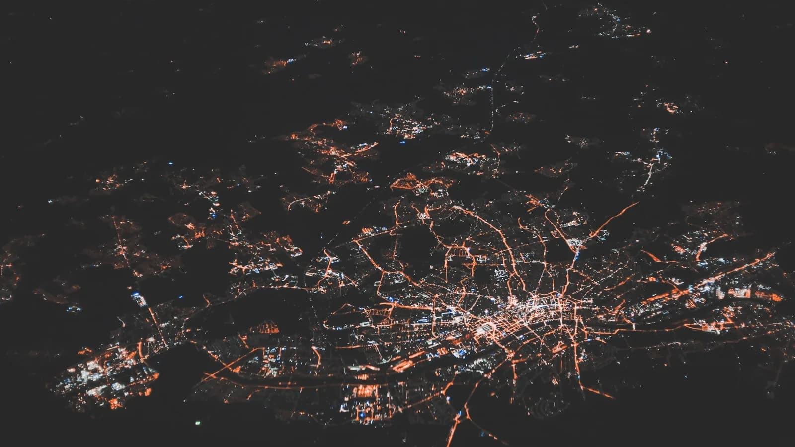 Cómo investigar la infraestructura detrás de un dominio sospechoso: WHOIS histórico, DNS pasivo y certificados