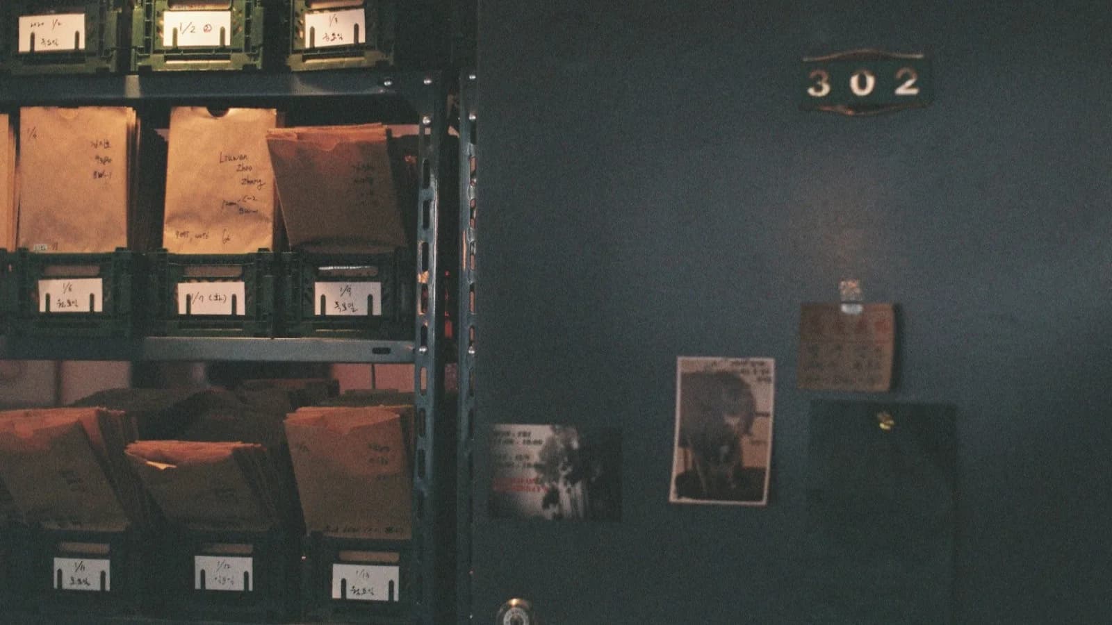 Carpetas de archivo ordenadas en una estantería en penumbra