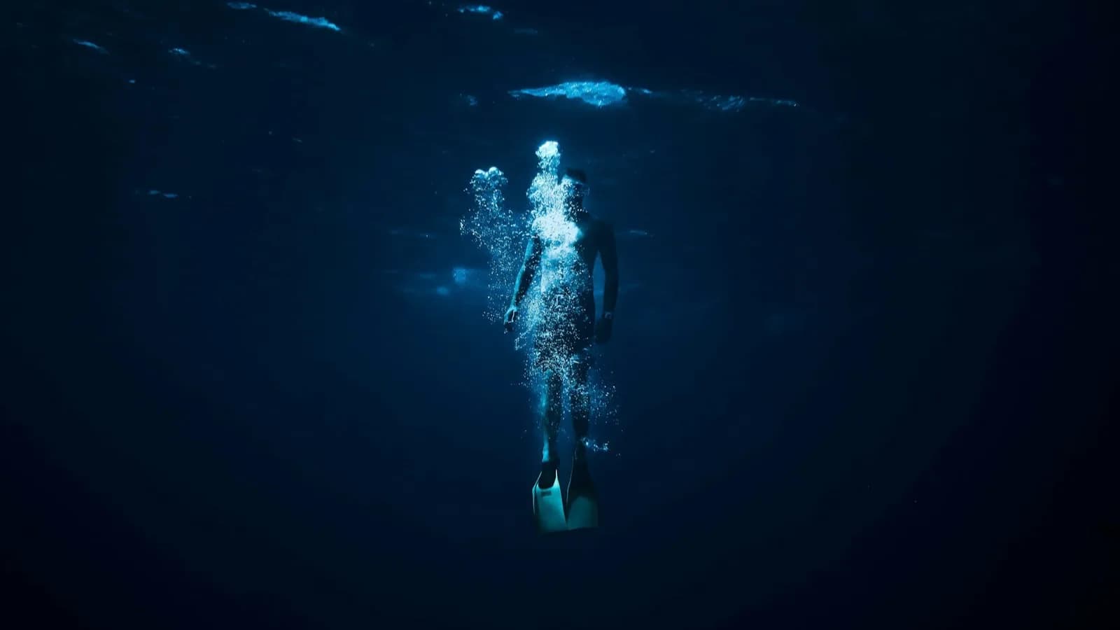 Aguas oscuras y profundas del océano