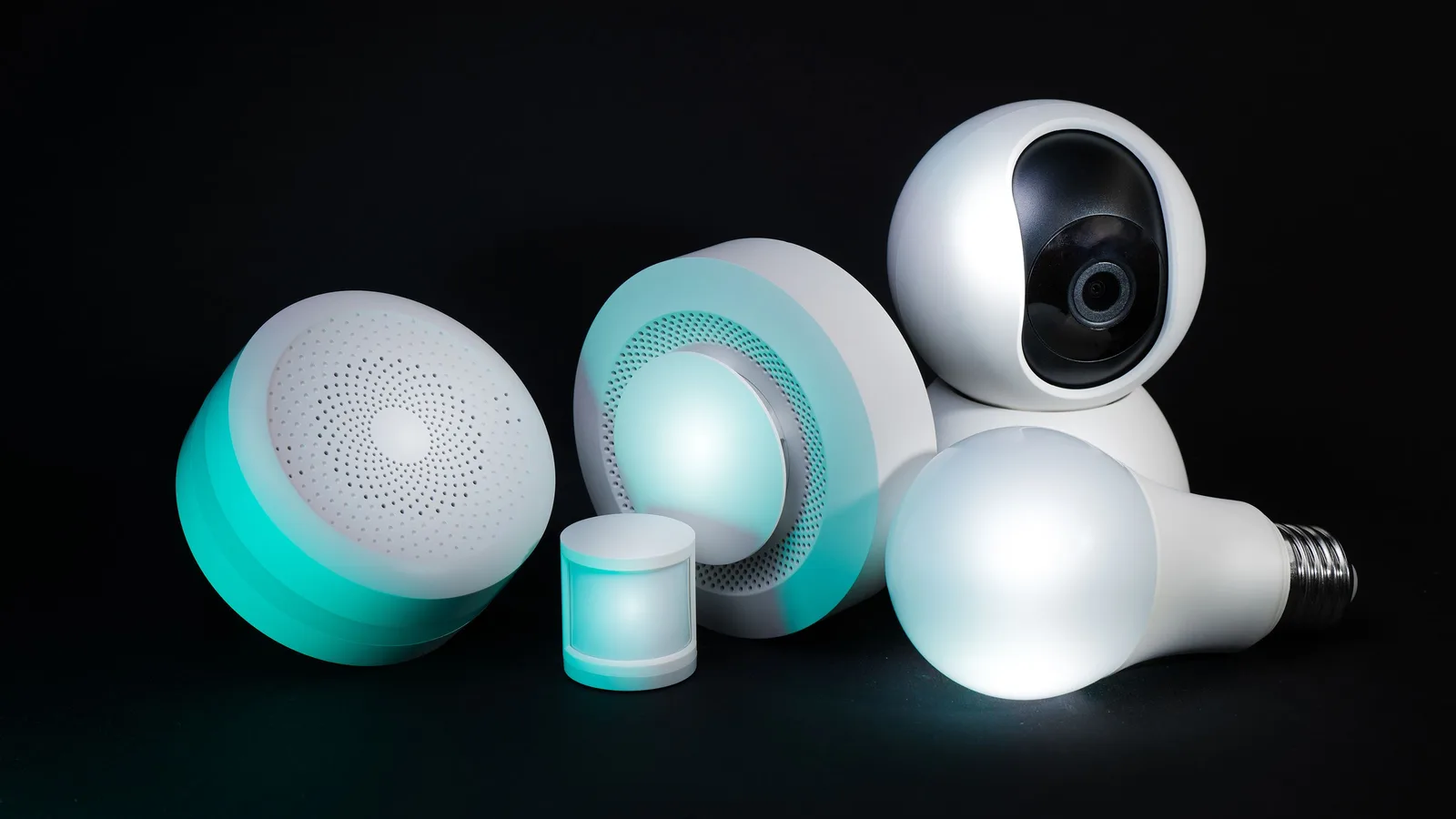 Dispositivos domésticos inteligentes sobre un fondo oscuro con iluminación turquesa
