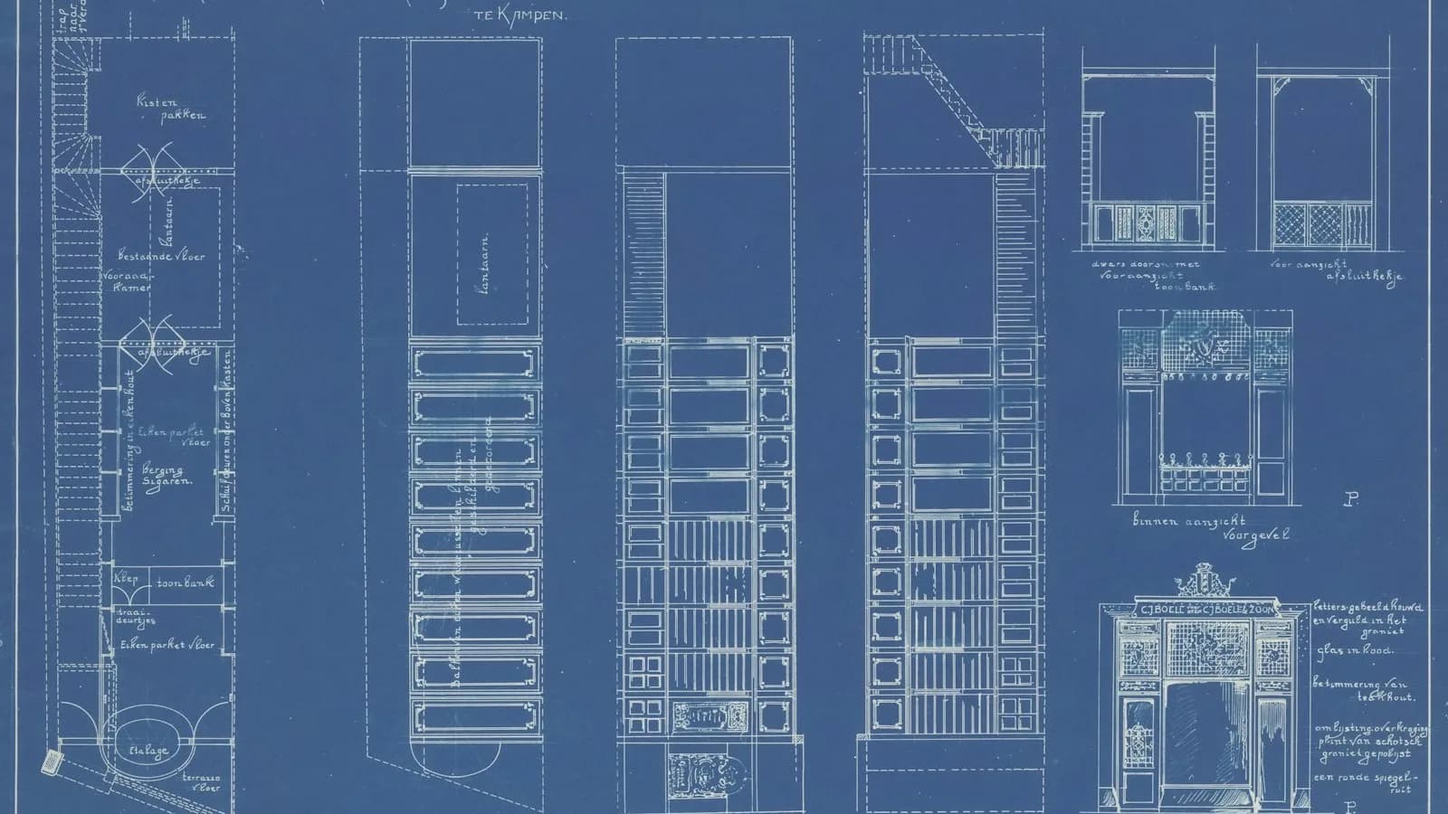 Un plano arquitectónico extendido sobre una mesa en penumbra