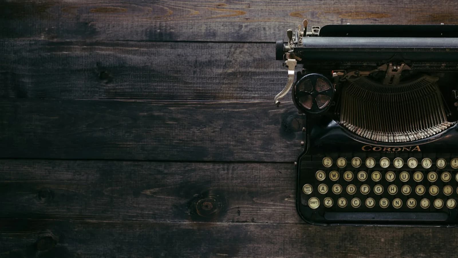 Las teclas de una máquina de escribir sobre fondo oscuro