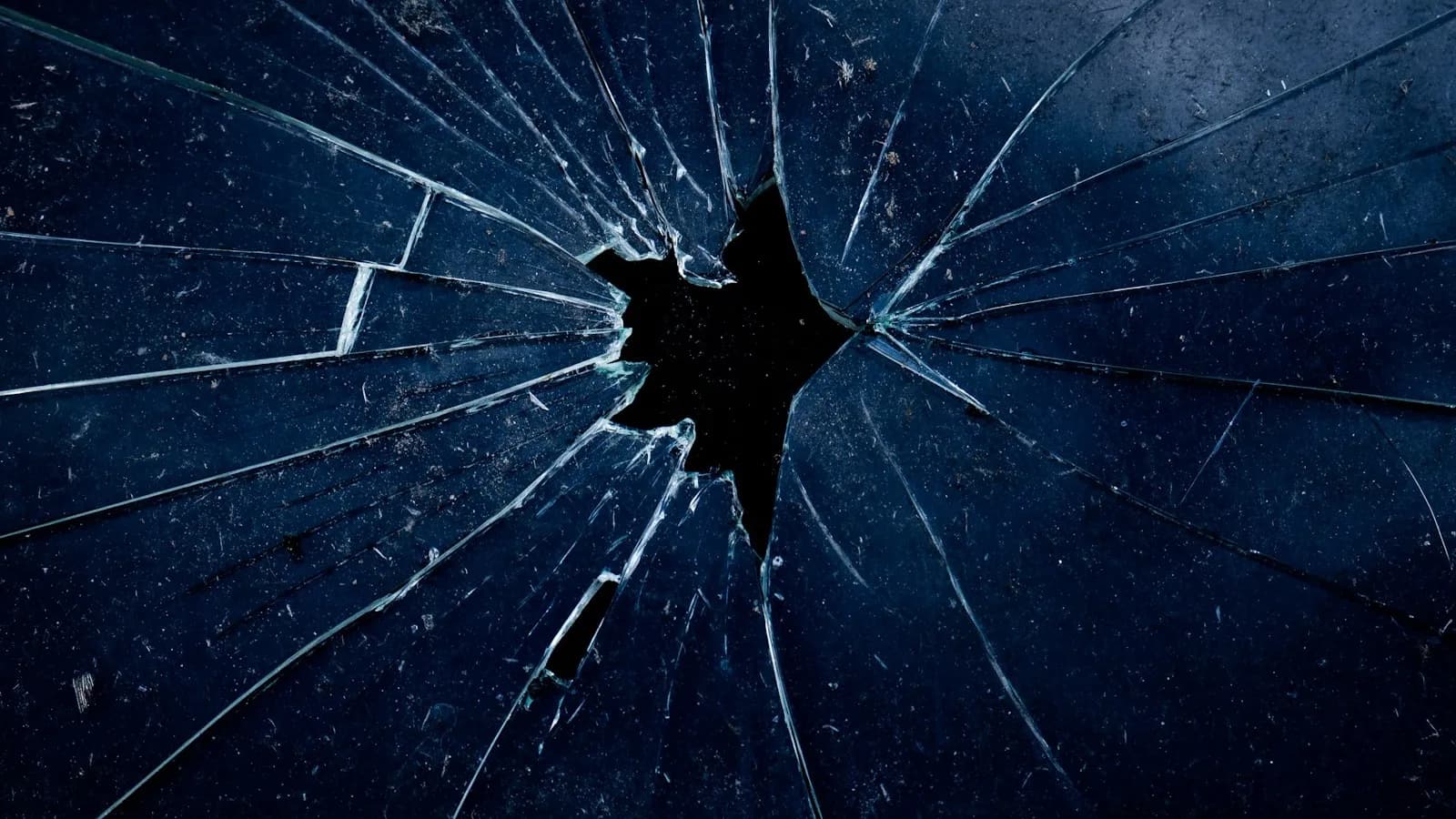 Fragmentos de cristal roto sobre fondo oscuro