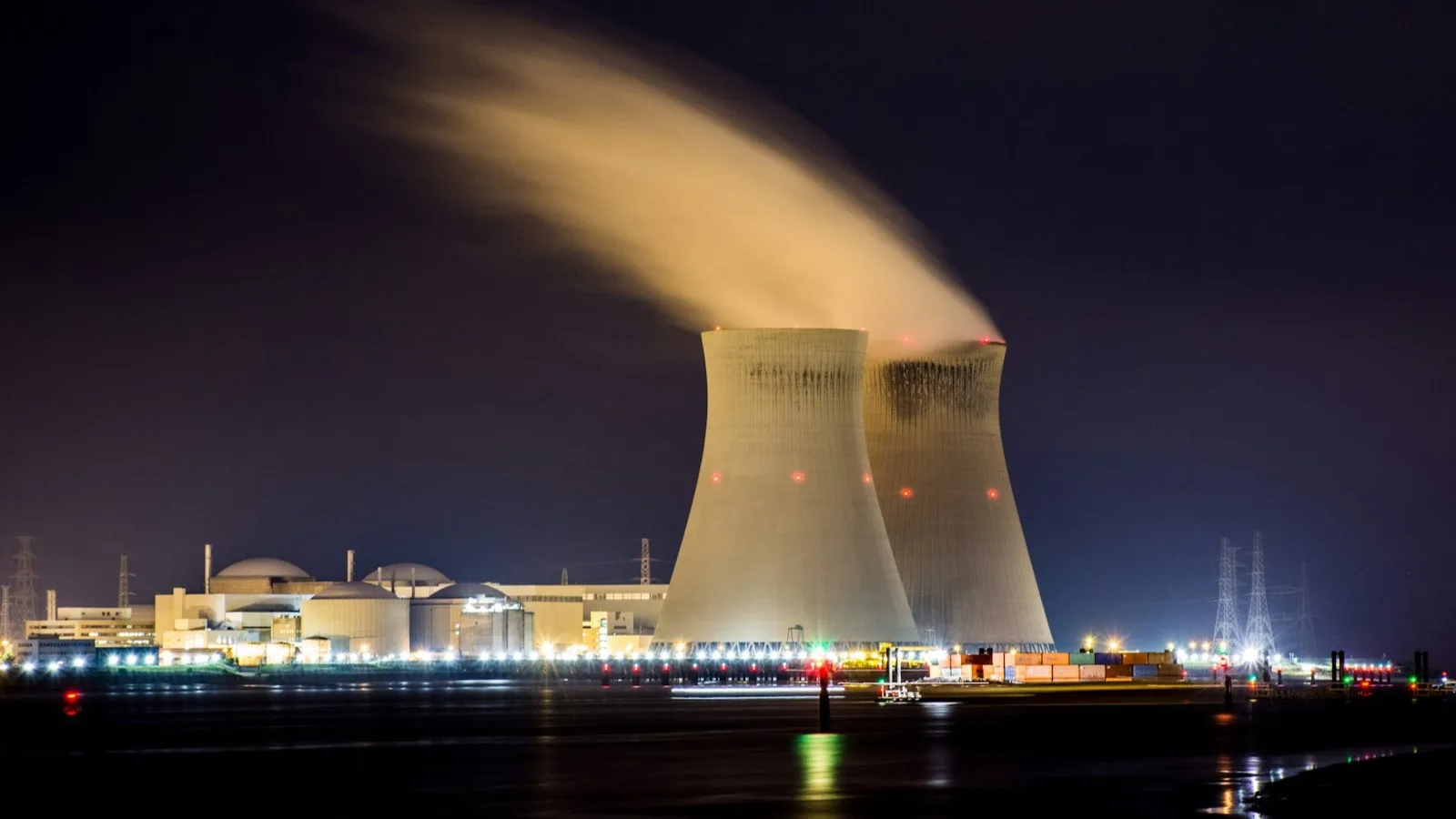 Una central eléctrica fotografiada de noche