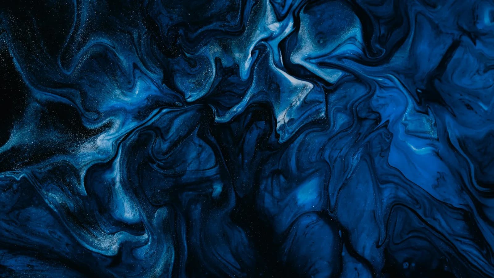 Textura abstracta azul oscura con vetas fluidas y puntos de luz.