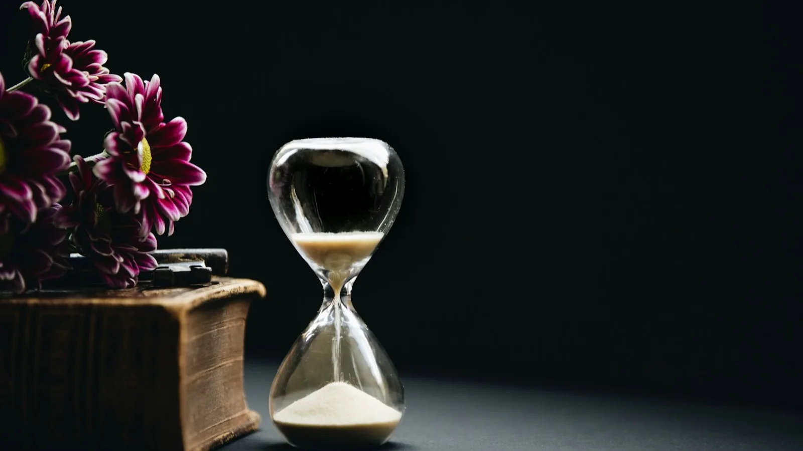 Un reloj de arena sobre un fondo oscuro