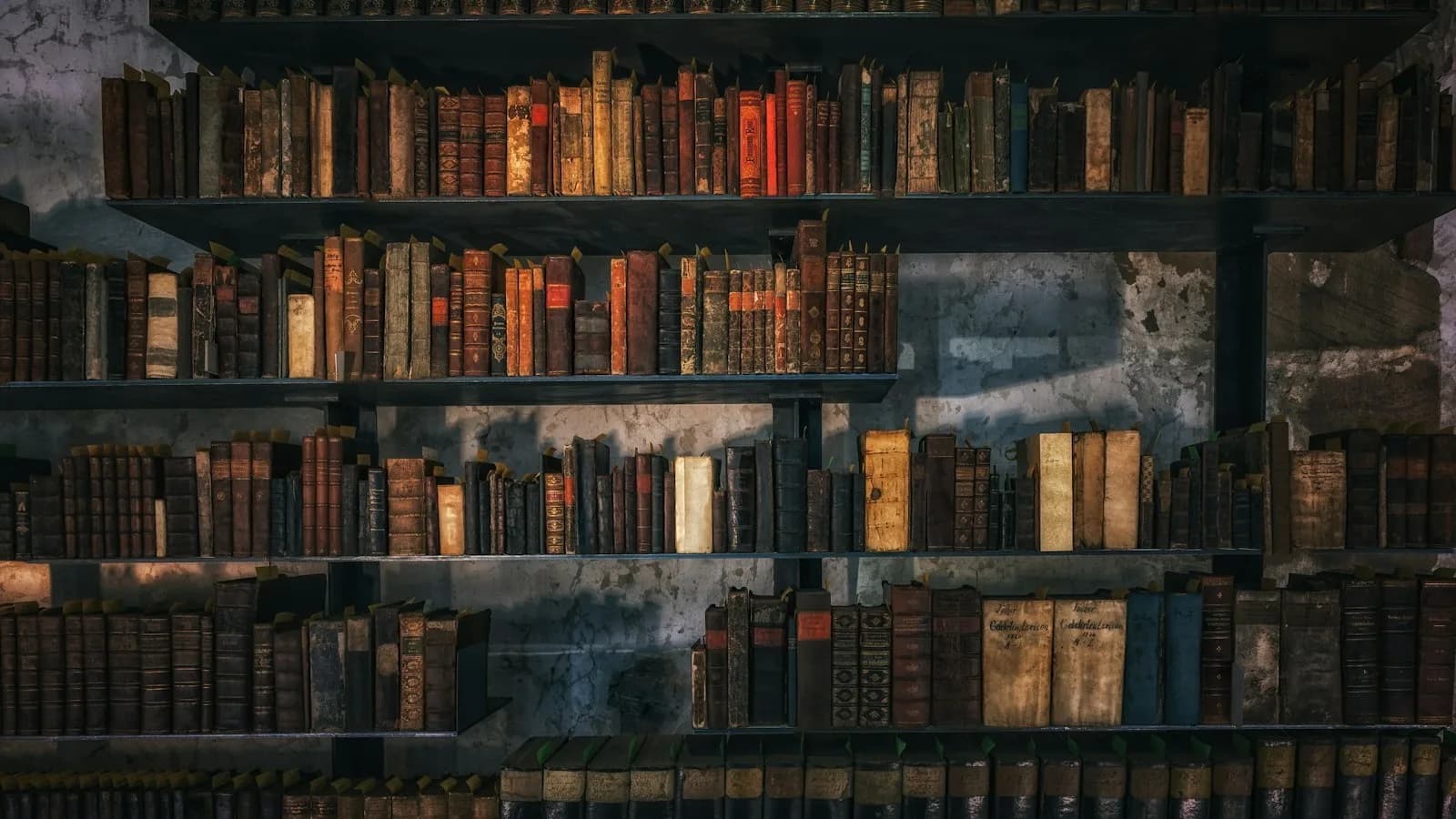 Una pila de libros antiguos sobre fondo oscuro