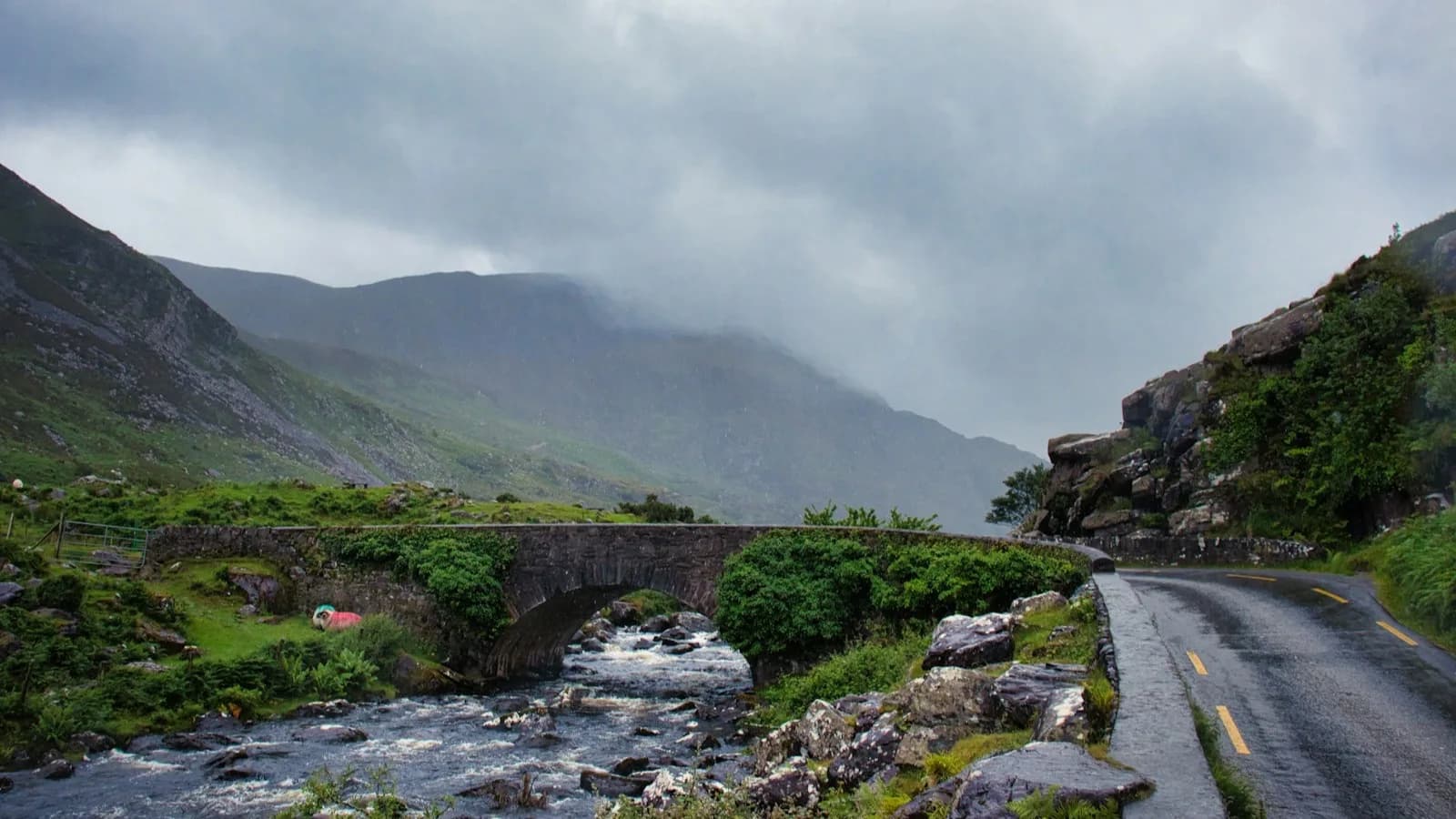 Un puente atravesando un vacío, fotografiado en penumbra