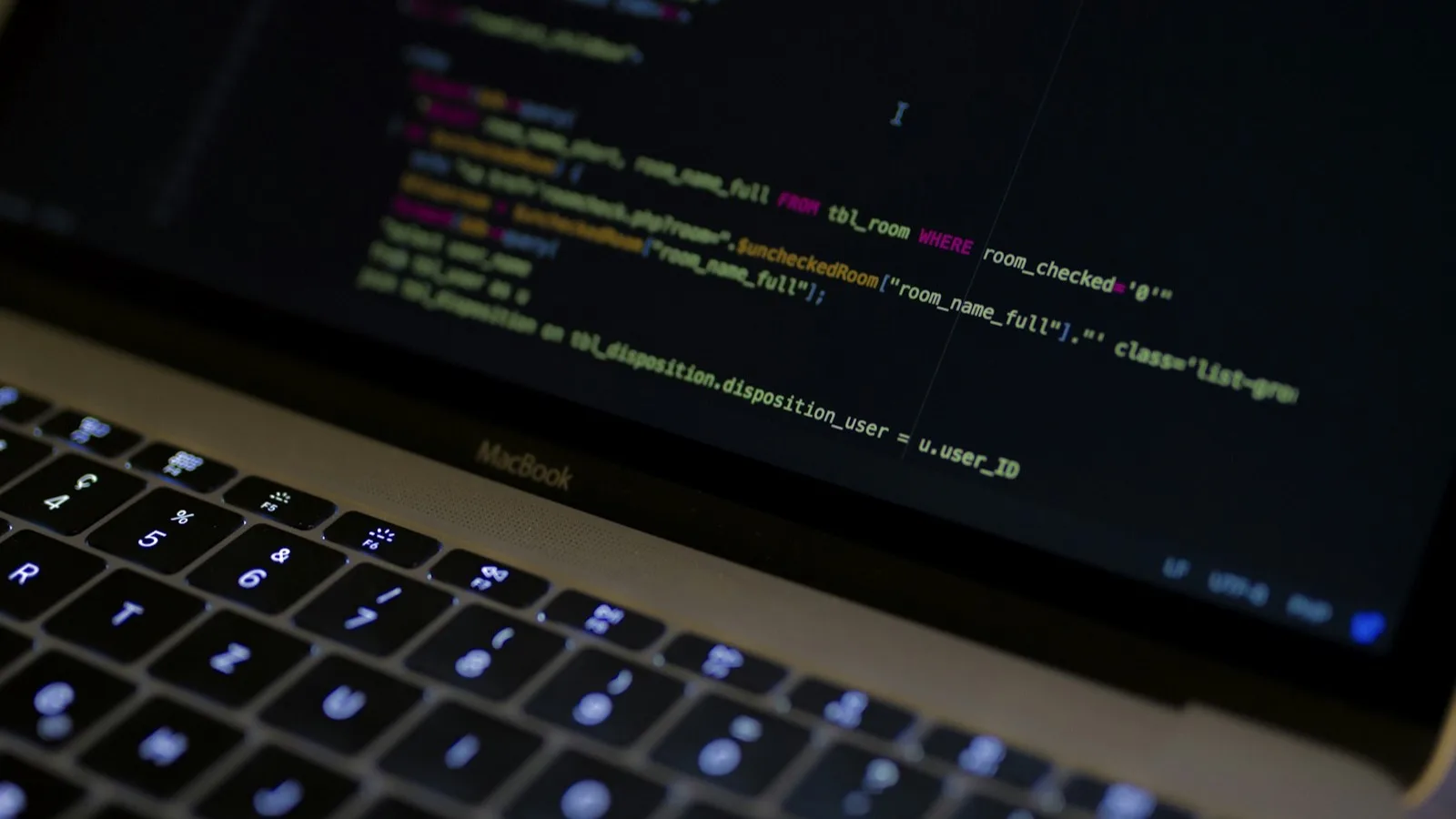 Código fuente mostrado en la pantalla de un editor en modo oscuro